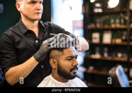 Homme barbu avec longue barbe, brutal, indienne, avec moustache hippie chic avec des cheveux, coupe de cheveux, obtenir la poudre sur la peau avec de pinceau de coiffure ou Banque D'Images