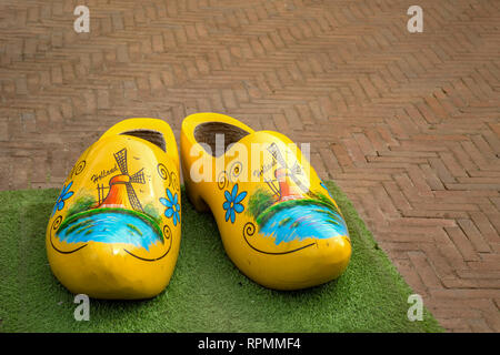 Chaussures en bois traditionnel néerlandais avec l'inscription 'Holland' Banque D'Images