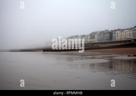 St Leonards on Sea front de mer sur un jour brumeux en février Hastings, East Sussex, UK Banque D'Images