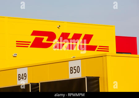 Sofia, Bulgarie - 17 octobre, 2018 : La façade de centre de distribution DHL est vu près de l'aéroport. Banque D'Images