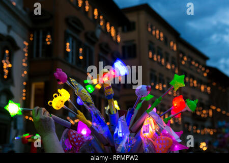 PISA - le 16 juin, le festival Luminara est organisée en l'honneur du saint patron San Ranieri. Bâtiments la nuit le long du fleuve Arno sont éclairées aux chandelles. Banque D'Images