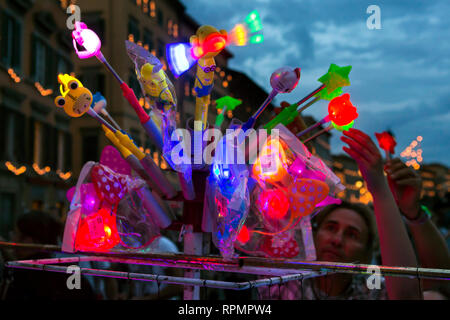 PISA - le 16 juin, le festival Luminara est organisée en l'honneur du saint patron San Ranieri. Bâtiments la nuit le long du fleuve Arno sont éclairées aux chandelles. Banque D'Images