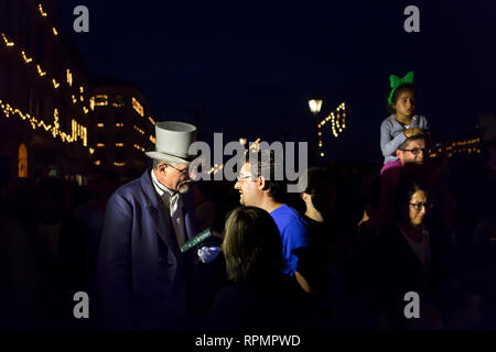 PISA - le 16 juin, le festival Luminara est organisée en l'honneur du saint patron San Ranieri. Bâtiments la nuit le long du fleuve Arno sont éclairées aux chandelles. Banque D'Images