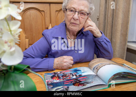 Vieux woman reading book Banque D'Images