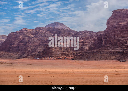 Camp bédouin pour les touristes dans la vallée de Wadi Rum ou Vallée de la Lune en Jordanie Banque D'Images