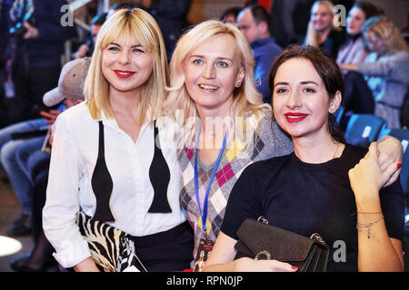 Seule femme de l'Ukraine Champion du Monde de Boxe, good looking blonde Alina Shaternikova (central) pose avec ses deux amies à l'événement de boxe à Kiev. Banque D'Images