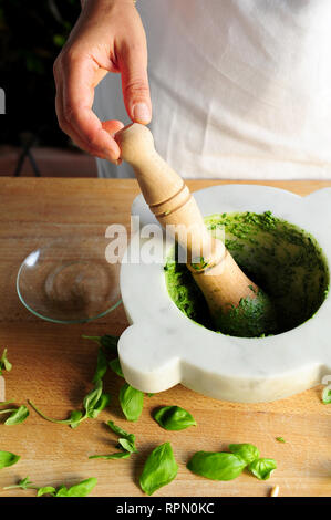 Le mortier traditionnel-et-mortier avec pesto basilic génois DOP frais. Banque D'Images