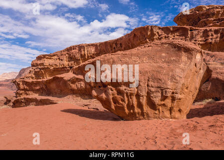 Rock à côté de Little bridge dans la vallée de Wadi Rum ou Vallée de la Lune en Jordanie Banque D'Images