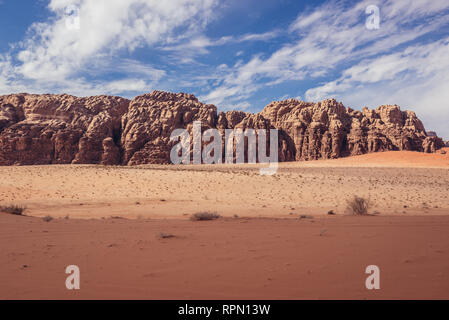 Les roches dans la vallée de Wadi Rum ou Vallée de la Lune en Jordanie Banque D'Images