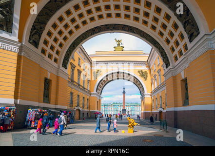 Saint-petersbourg. Vue à travers l'arc de triomphe de l'état-major général de la place du Palais et le Palais d'hiver Banque D'Images