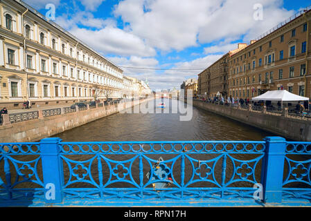 Blue bridge sur la rivière Moïka à Saint-Pétersbourg, Russie Banque D'Images