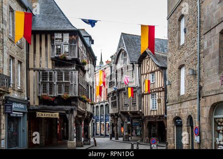 Dinan, France - 24 juillet 2018 : Vieille rue pavée avec des maisons médiévales à ossature bois dans le centre-ville de Dinan, Bretagne Banque D'Images