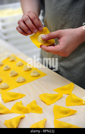 Gros plan de la main de femme faisant des tortellini à Bologne, Italie Banque D'Images