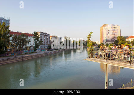 Les gens refroidissement sur la terrasse de café Kylo par le Danube à Vienne, Autriche Banque D'Images