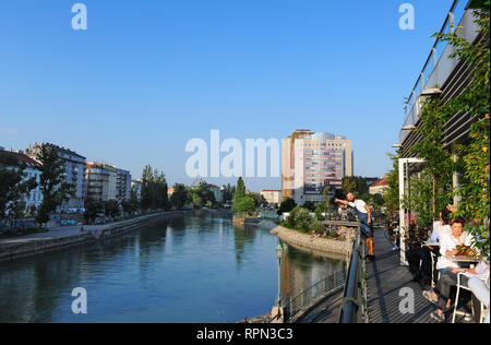 Les gens refroidissement sur la terrasse de café Kylo par le Danube à Vienne, Autriche Banque D'Images