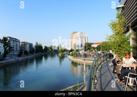 Les gens refroidissement sur la terrasse de café Kylo par le Danube à Vienne, Autriche Banque D'Images