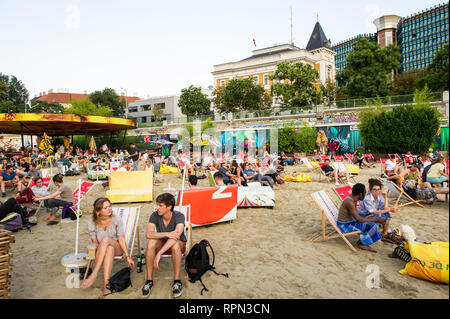 Les gens à froid Strandbar Herrmann, Vienne's plage urbaine, ouverte de mi-avril à début octobre, le long du canal du Danube (Donaukanal) Banque D'Images