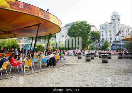 Les gens à froid Strandbar Herrmann, Vienne's plage urbaine, ouverte de mi-avril à début octobre, le long du canal du Danube (Donaukanal) Banque D'Images