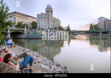 Les gens à froid Strandbar Herrmann, Vienne's plage urbaine, ouverte de mi-avril à début octobre, le long du canal du Danube (Donaukanal) Banque D'Images