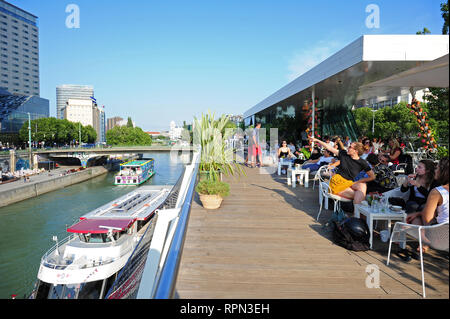 Les gens à l'extérieur froid dans l'un des cafés le long du Danube , Vienne, Autriche Banque D'Images