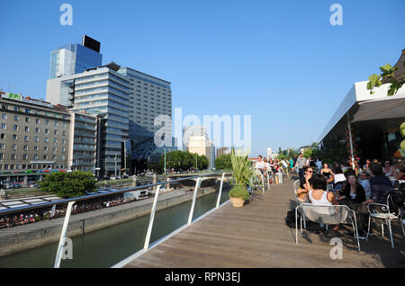 Les gens à l'extérieur froid dans l'un des cafés le long du Danube , Vienne, Autriche Banque D'Images