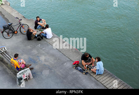 Les jeunes chilling le long du canal du Danube (Donaukanal) à l'été, Vienne, Autriche Banque D'Images