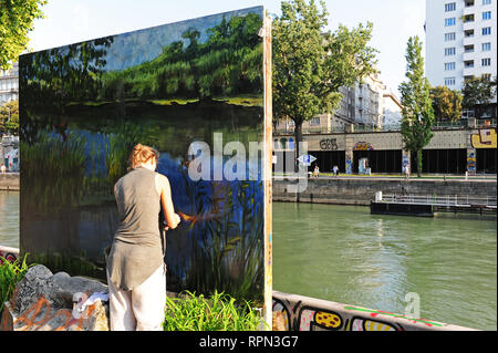 Artiste ukrainien Anja Filatova nettoie l'une de ses oeuvres le long du Danube, Vienne, Autriche Banque D'Images