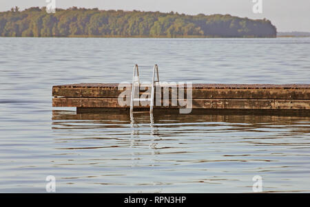 Piscine avec échelle dock sur un beau lac bleu calme Banque D'Images