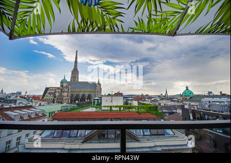 Vue de la cathédrale Stephansdom, Vienne, depuis le bar sur le toit de l'hôtel lamée Banque D'Images