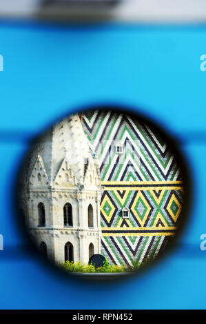 Un détail de Stephansdom reflétée dans un miroir de la barre sur le toit de l'hôtel Lamée, Vienne, Autriche Banque D'Images