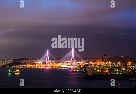 Busan, Corée du Sud - 18 sept, 2016. Nuit de pont Gwangan scape à Busan, Corée du Sud. Busan est la 2ème plus grande ville de Corée, un centre logistique maritime Banque D'Images