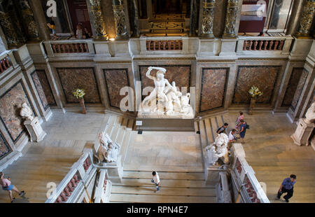 Sculpture en marbre, Thésée bat le Centaure, 1875 par Antonio Canova, grand escalier, Kunsthistorisches Museum, Vienne, Autriche Banque D'Images