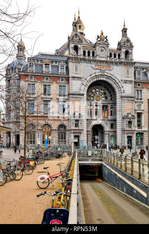 Anvers, Belgique - 21 février 2019 : les gens à l'avant de l'entrée latérale de la gare centrale d'Anvers, Belgique 2019 Banque D'Images