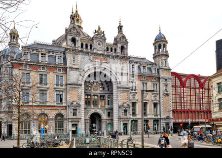 Anvers, Belgique - 21 février 2019 : les gens à l'avant de l'entrée latérale de la gare centrale d'Anvers, Belgique 2019 Banque D'Images