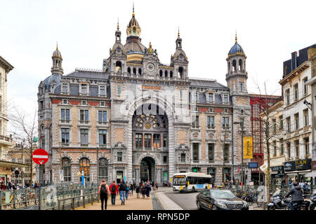 Anvers, Belgique - 21 février 2019 : les gens à l'avant de l'entrée latérale de la gare centrale d'Anvers, Belgique 2019 Banque D'Images