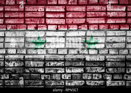 Drapeau national de Syrie sur une brique arrière-plan. Image Concept pour la Syrie : la langue , les personnes et la culture. Banque D'Images