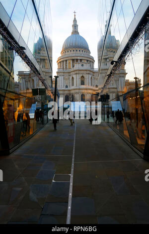 St.Paul's Cathedral vu d'un nouveau centre commercial de changement , , Londres, Royaume-Uni. Banque D'Images