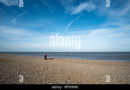 Plage de galets stériles à Claj suivant la mer, Norfolk, UK Banque D'Images