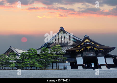 Sun Shine aube avec Palais Ninomaru du château de Nijo-jo à Kyoto,Japon, Banque D'Images