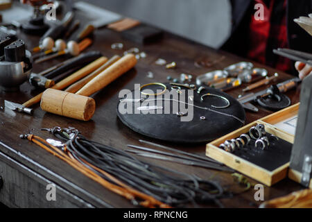 Bijouterie malpropre. table des outils utiles pour la réparation des matériaux, la photo en gros plan. Banque D'Images