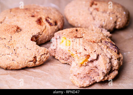 Biscuits au chocolat avec des abricots secs en morceaux Banque D'Images