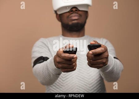 L'Homme à lunettes VR est maintenant les jeux 3D jeu, mais l'humanité se trouve au seuil d'une ère nouvelle de contrôler les objets dans la réalité virtuelle de la real worl Banque D'Images