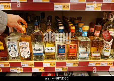 Différentes marques de Tequila dans un magasin Banque D'Images