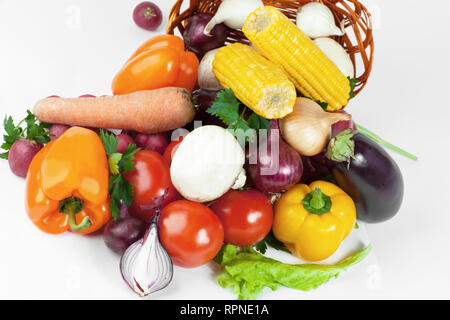 Les champignons et une variété de légumes dans un panier en osier.isolé sur fond blanc Banque D'Images