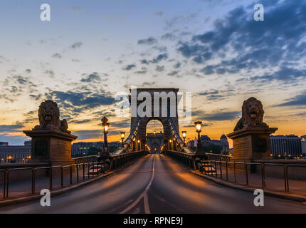 Monuments de lions sur le pont des chaînes tôt le matin Banque D'Images