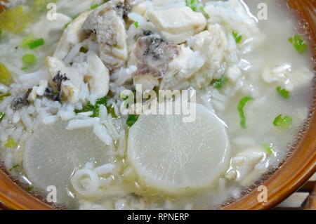 Riz au poisson bouilli et radis soupe chaude sur la cuvette Banque D'Images