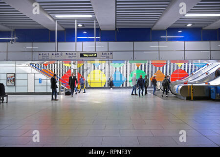 Récemment ouvert, le ticket de l'Est à l'hall de réaménagement de la station de métro Tottenham Court Road, Londres, Royaume-Uni. Affiche d'art mural par Daniel Buren. Banque D'Images