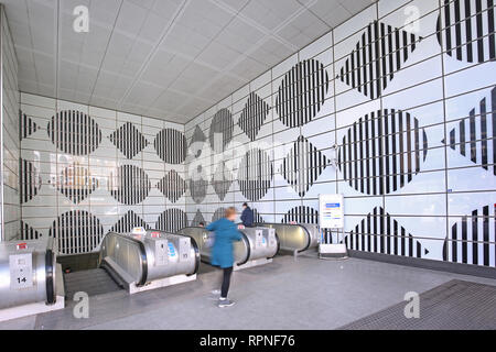 L'entrée de l'est récemment ouvert à l'hôtel de vente de la station de métro Tottenham Court Road, Londres, Royaume-Uni. Affiche d'art mural par Daniel Buren. Banque D'Images