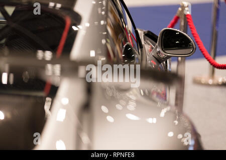 Miroir de l'aile sur une voiture de sport de luxe moderne Banque D'Images