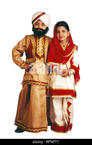 Jeune garçon et fille habillé en couple sikh en costume traditionnel. Garçon PORTE UNE FAUSSE BARBE Banque D'Images